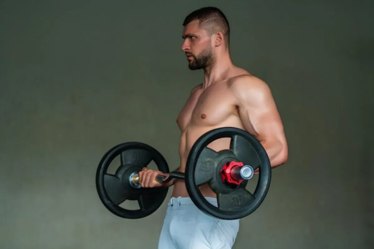 نحوه اجرای صحیح جلو بازو هالتر ایستاده-جلو بازو هالتر ایستاده-پارسی پودر وبلاگ تخصصی حرکات بدنسازی